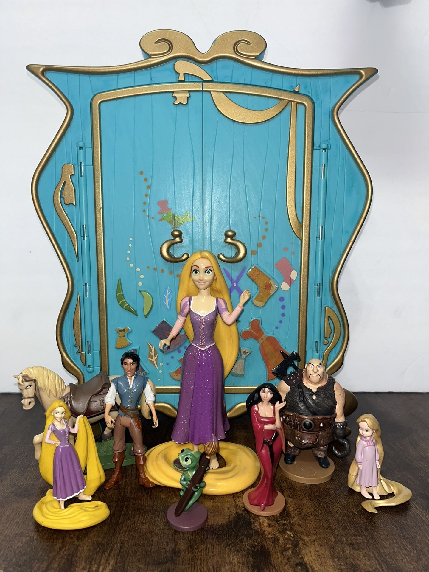 Disney Rapunzel’s Wardrobe Closet w/ Figures