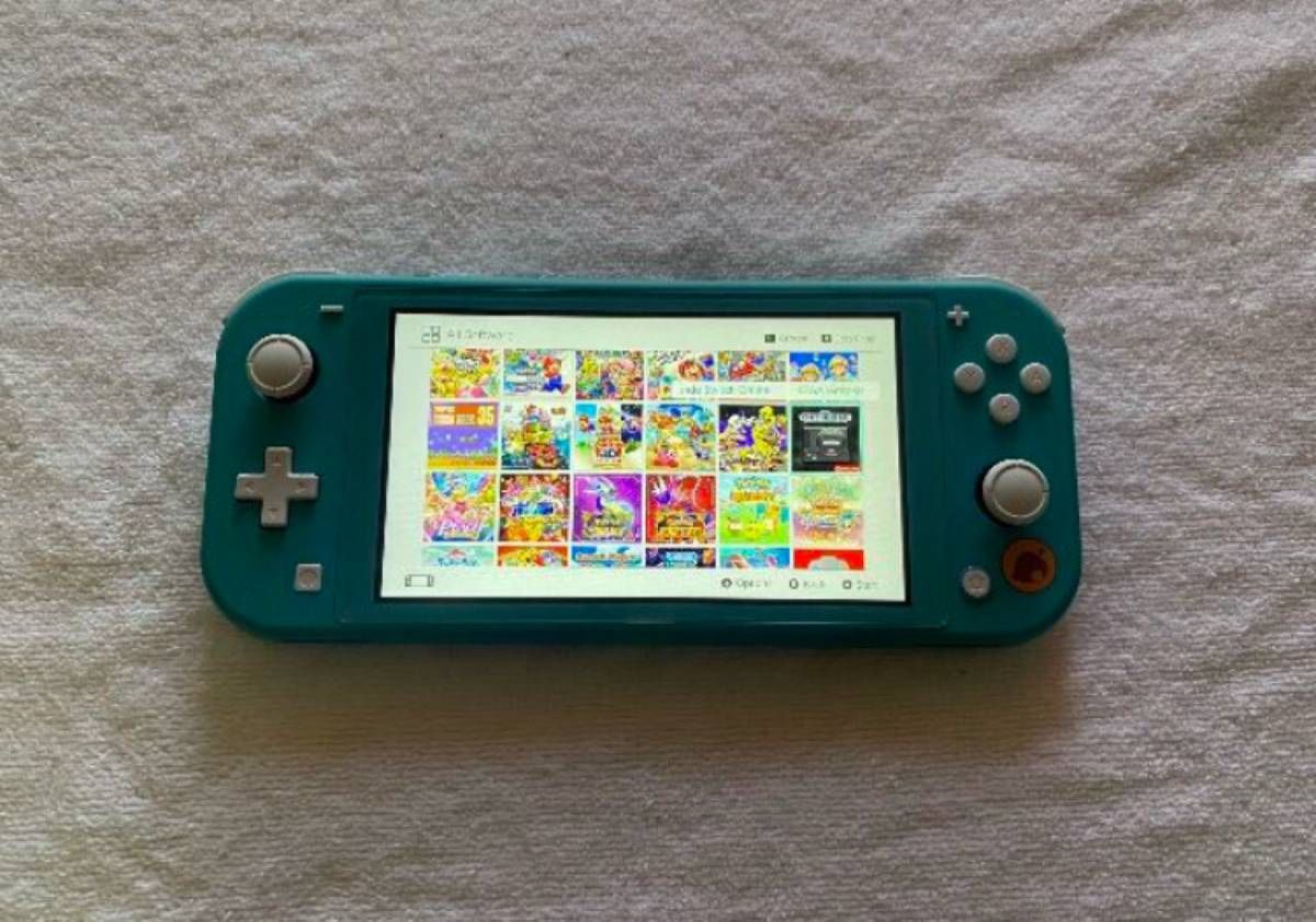 NINTENDO SWITCH LITE MOD with Over 100 SWITCH GAMES and 7500 RETRO GAMES