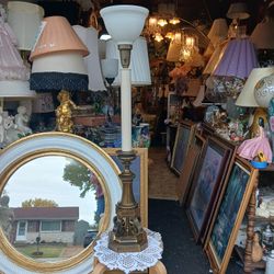 Nice VINTAGE FLOOR  OR TABLE LAMP  glass  GLOBE AND A BOTTOM  BRASS  BASE 