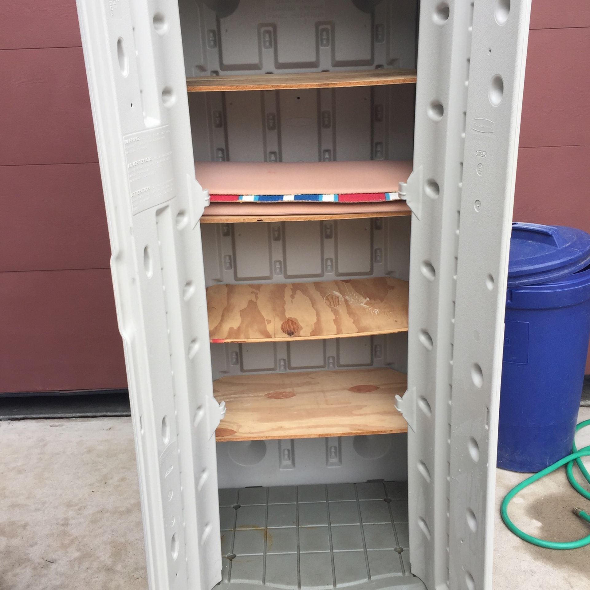 Rubbermaid Outdoor Storage Cabinet for Sale in Escondido, CA