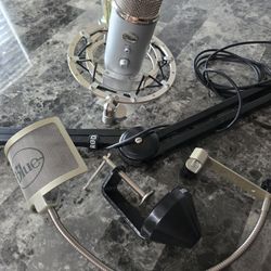 Blue Yeti USB Microphone & Rode Stand