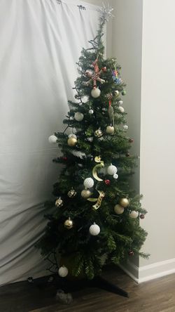 6ft Christmas Tree With Accessories