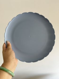 109 Cute Periwinkle Blue Plastic Scalloped Plates