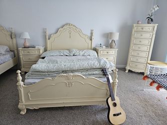Beautiful Full Size Bedroom Set, 2 Dressers 2 Nightstands & One Full Size Bed