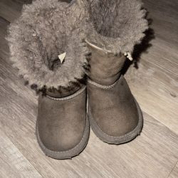 Ugg toddler Size 7