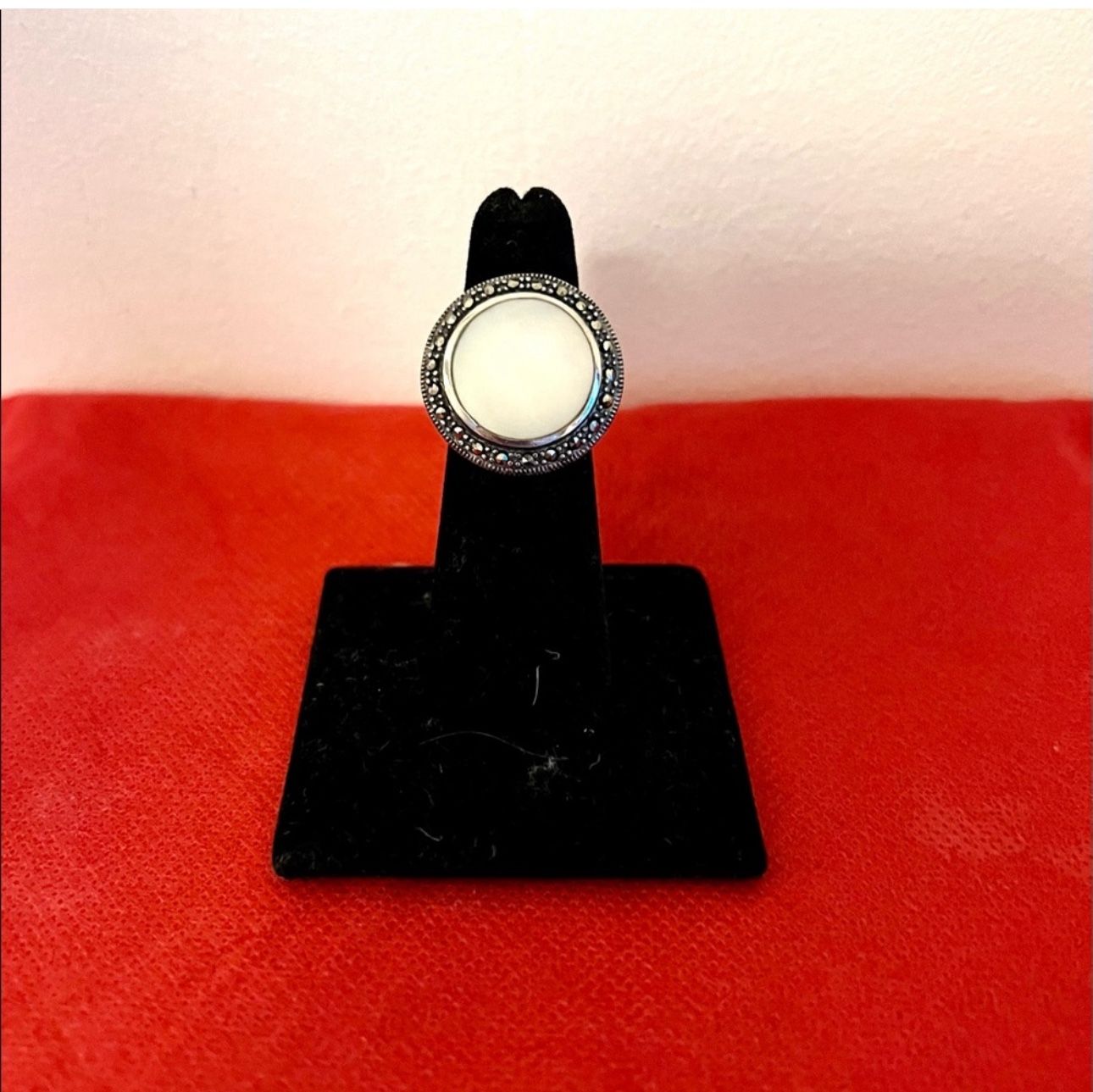 Vintage 925 sterling silver women's ring, mother of pearl in a circle surrounded by sapphires