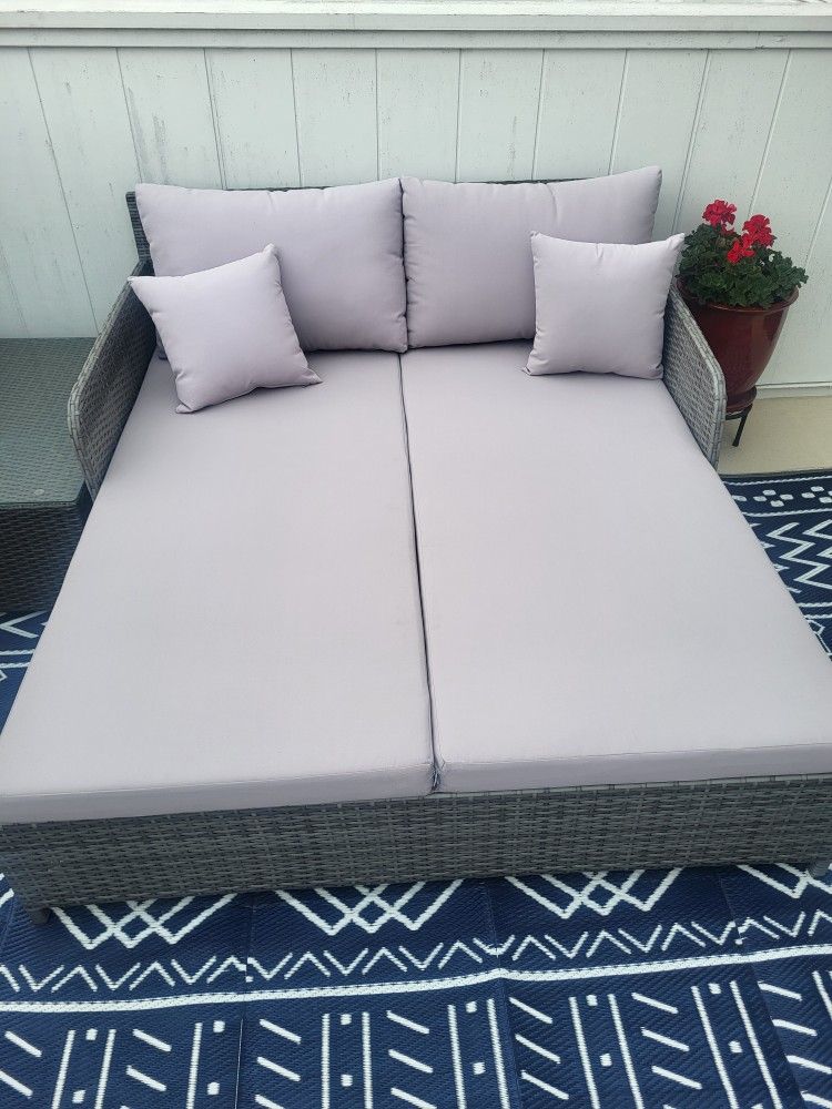 Outdoor Daybed (Like New)