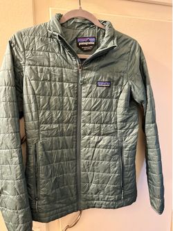 Wow 🤩 !! Title: Patagonia Women’s Nano Puff Jacket – Gray/Green – Size XS