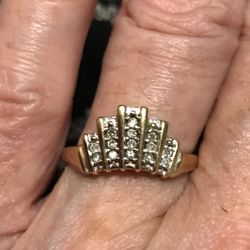 14k crown like diamond ring  Sizable 7