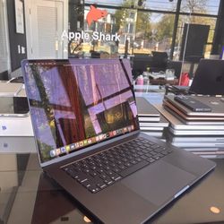 Apple 15” 2025 MacBook Air M4 Chip 16GB Ram 256SSD 100%Battery! 90 day warranty! We offer financing!