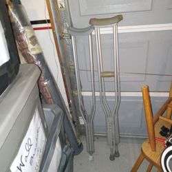 2 Pair Crutches