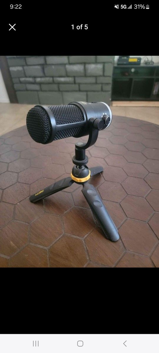 Deity VO-7U Microphone With Tripod