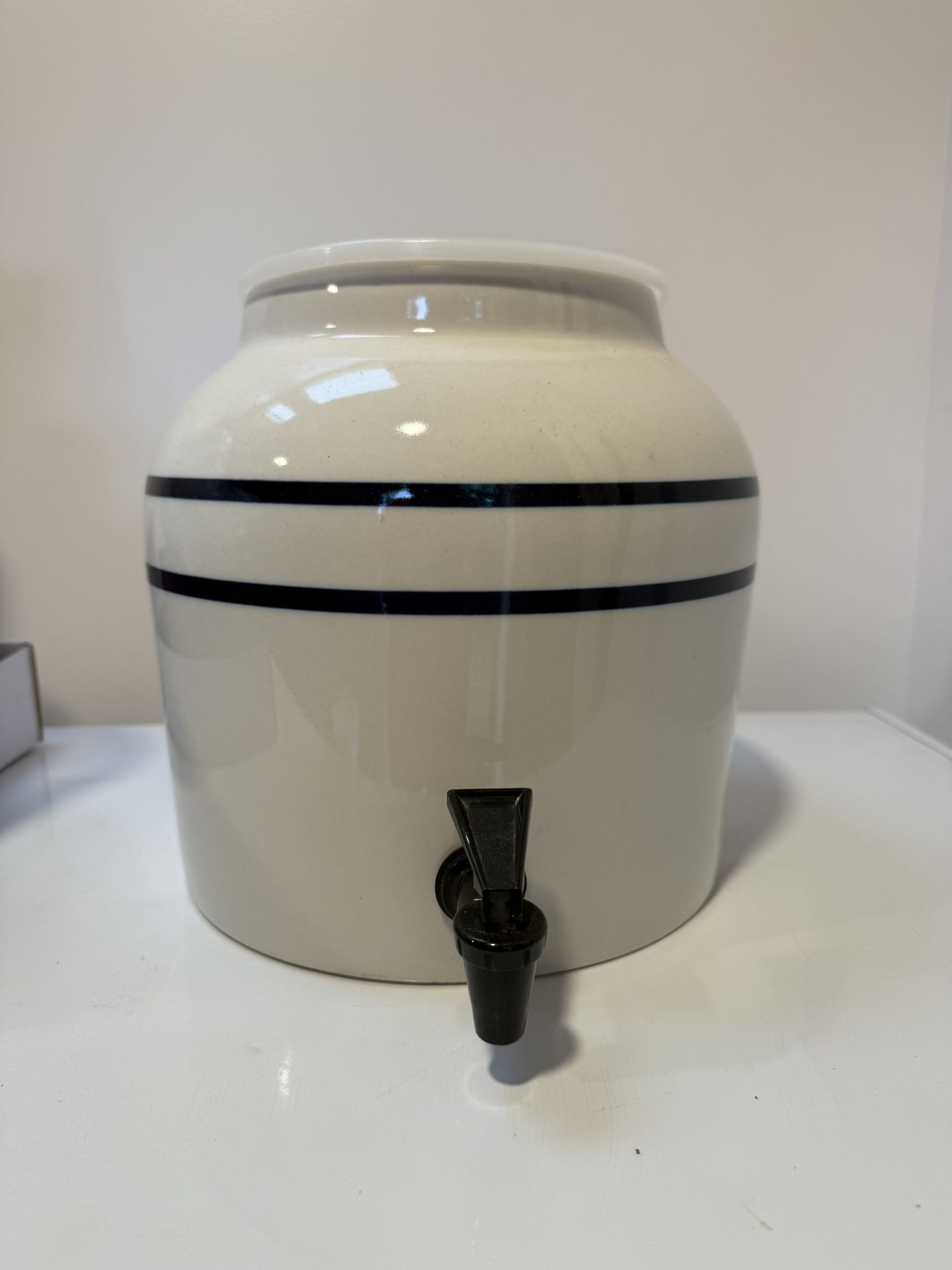 Porcelain ceramic crock