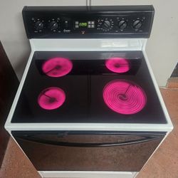 ✨️🔆Amana🔆✨️ White Ceramic Top Stove in great working order.