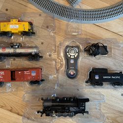Lionel Union Pacific Flyer LionChief Electric O Gauge Bluetooth 5.0 Train Set with Remote