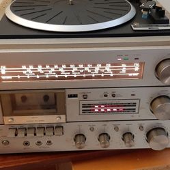 Vintage turntable, cassette player & amplifier.