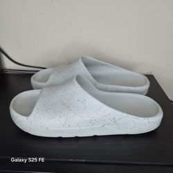 Jordan Post Slide en el color Light Silver. 