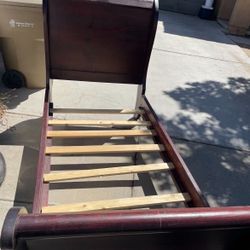 Twin Cherry Wood Sleigh Bed. 