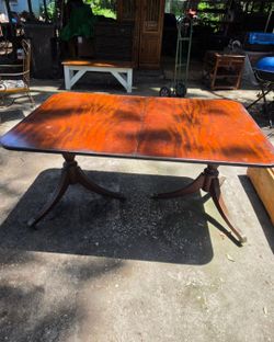 antique mahogany double-pedestal dining table with 4 leafs for extra room