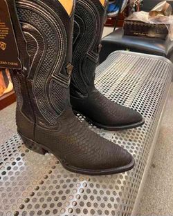 Botas vaqueras de piel con suela roja