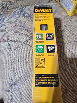 DEWALT 15GA 2-1/2" Angled Finish Nails 2500 Count