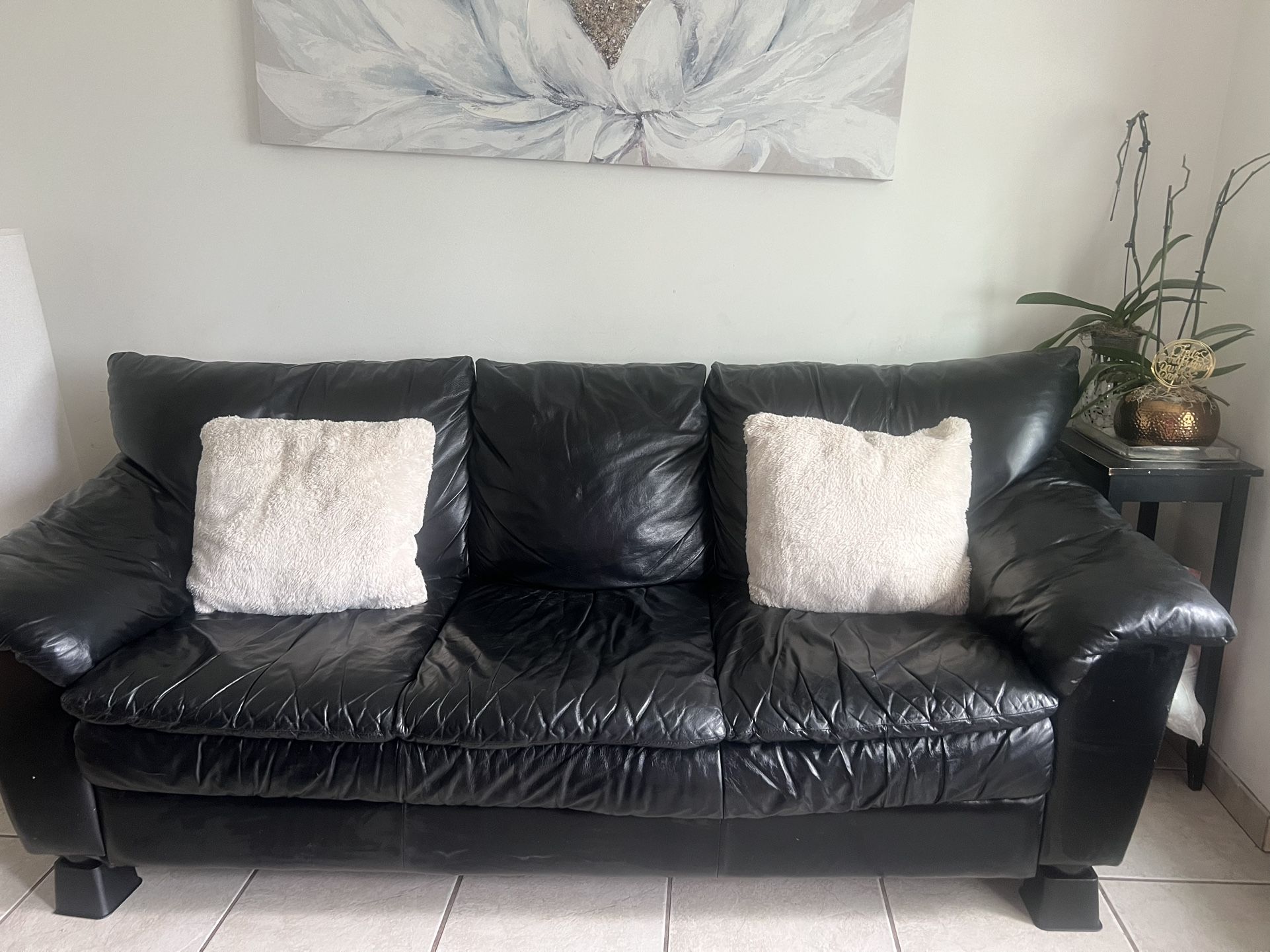 Beautiful Black Leather Sofa !!!