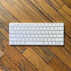 Apple A1644 MLA22LL Magic Keyboard White Fuly Tested Works Great!!!!