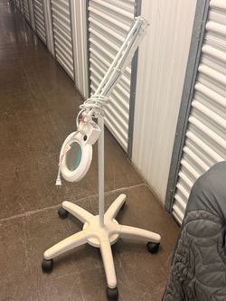 Beauty Lamp with Magnifying Glass and Wheels