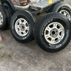 Used tires in good condition are the 4 of the same brand Lt 235 / 75 R16