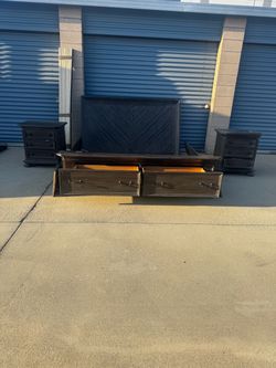 Cheswick King Panel Bed frame