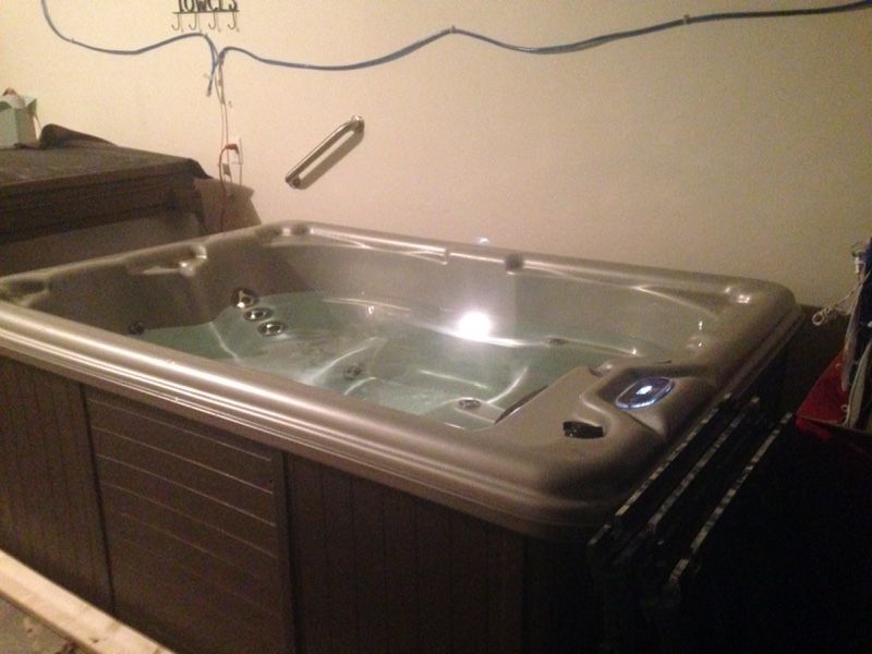 Viking spa hot tub. 31 jets