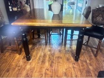 Dining Room Table & Chairs