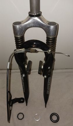 Cool piece of old-school bicycle engineering! 🌟 SUNTOUR SPRING SHOCK FORK + TEKTRO BRAKE SETUP