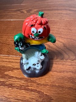 Vintage 1994 Bee International Halloween Pumpkinhead Grave Skull PVC Figurine