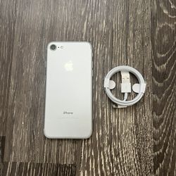 iPhone 7 Silver UNLOCKED FOR ALL CARRIERS!