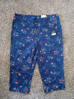 NWT St. John’s Bay Secretly Slender Capri Pants - Size 16 (Navy Floral)