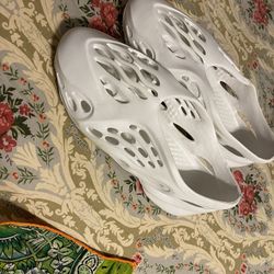 yeezy foam runner Size 11