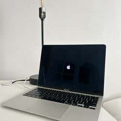 MacBook Air 13" A2179 2020 i5 8GB 256GB - For Parts / Not Working Properly + Charger