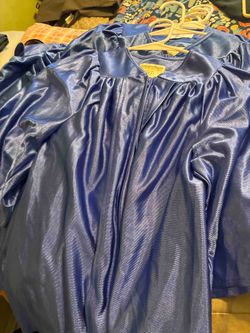 Kinder cap and gown