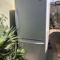 Kenmore Refrigerator With Freezer 
