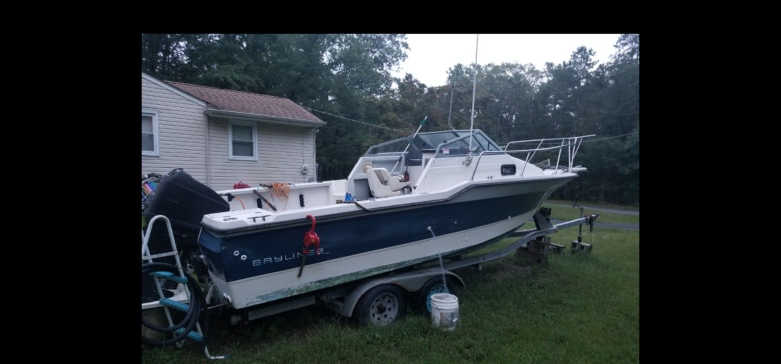 1989 Bayliner Trophy Cuddy cabin