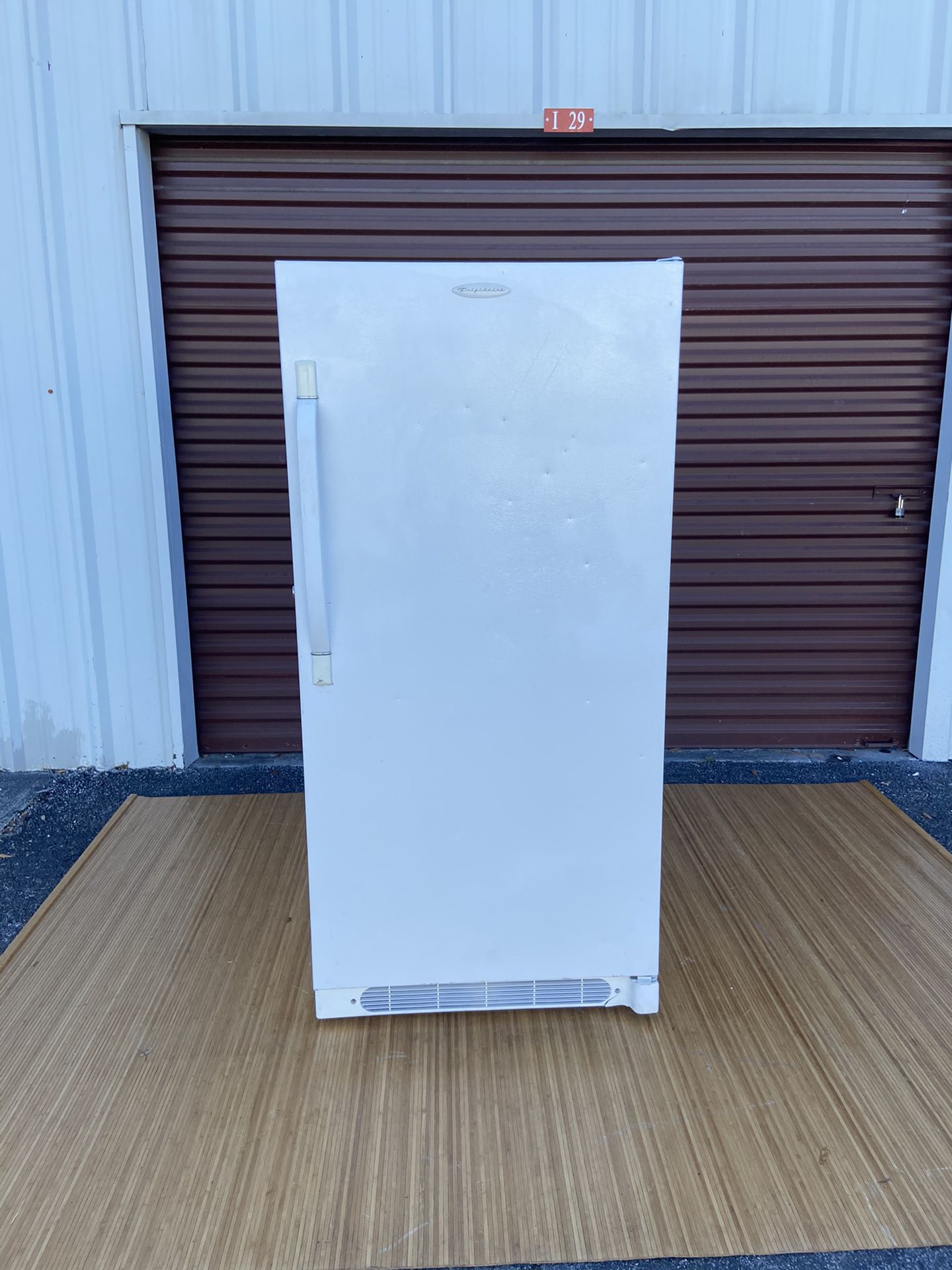 Frigidaire 14 Cu ft Manual Defrost Commercial Upright Freezer (Works Excellent) $425// Delivery Available//