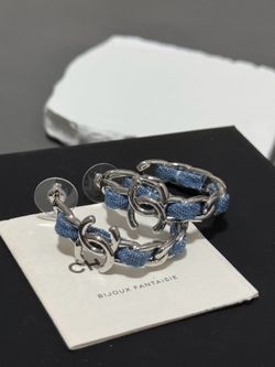 Fashion versatile must-have