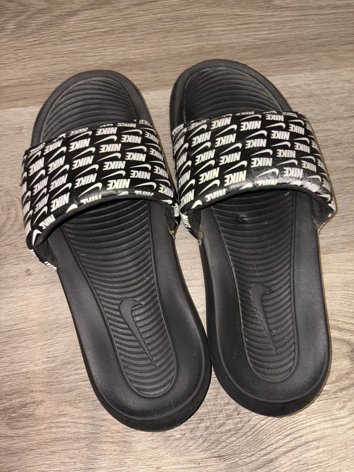 Nike Benassi Slides Men’s 10 – Black/White, Excellent Condition