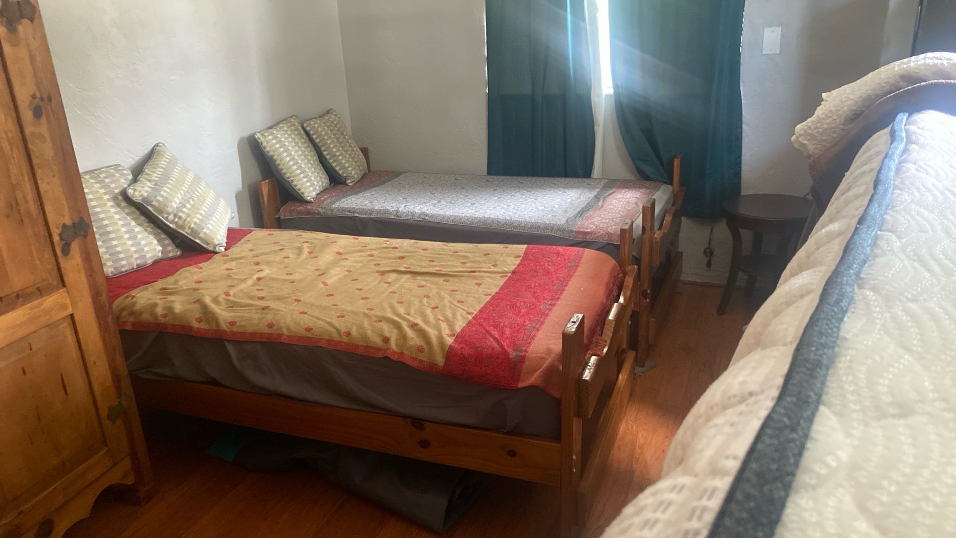 2 Twin Beds π / Bunk Beds