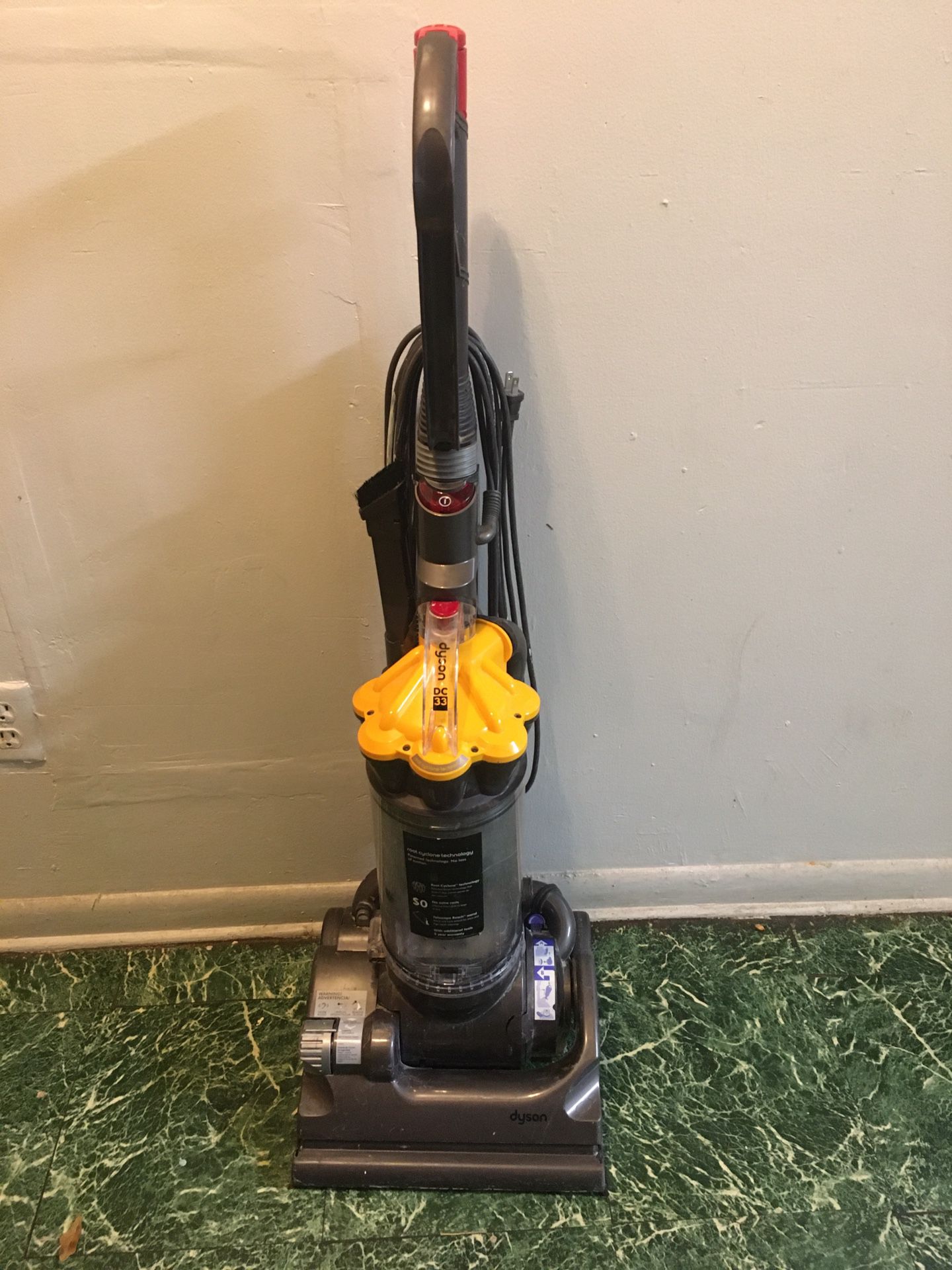 Dyson Dc33 Bagless Vacuum Cleaner