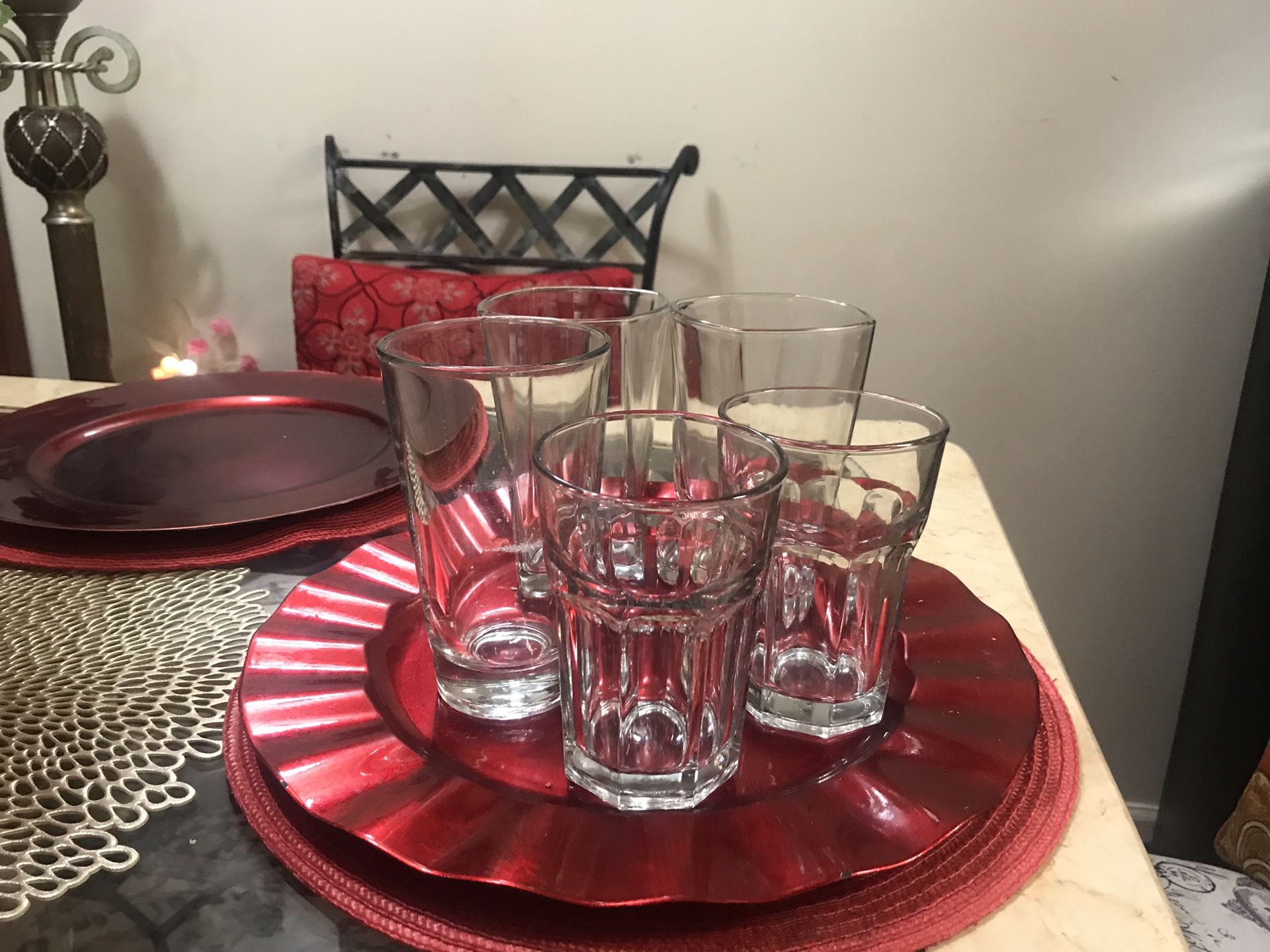 5 drinking glasses and plates holder free