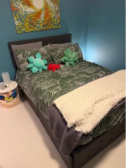 Bed set with full mattress