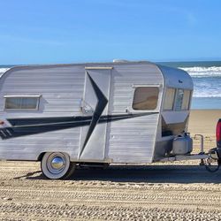 1957+\-  Aristocrat Land Commander 16ft