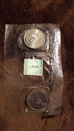 Statue of liberty coin set with stamp